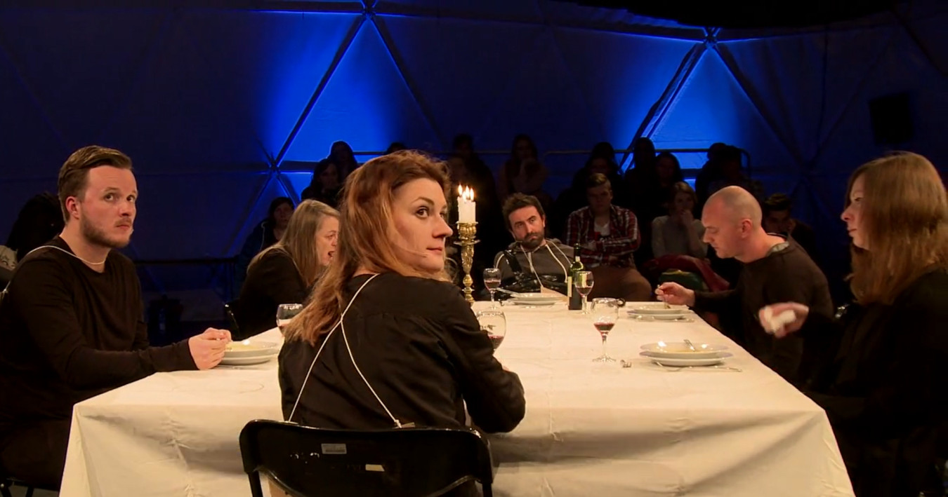 Kadr z rejestracji spektaklu nie-boska. wyznanie: Dominika Biernat, Jan Sobolewski, Joanna Wichowska, Romuald Krężel, Goran Injac, Agnieszka Jakimiak Kadr z rejestracji spektaklu nie-boska. wyznanie: Dominika Biernat, Jan Sobolewski, Joanna Wichowska, Romuald Krężel, Goran Injac, Agnieszka Jakimiak