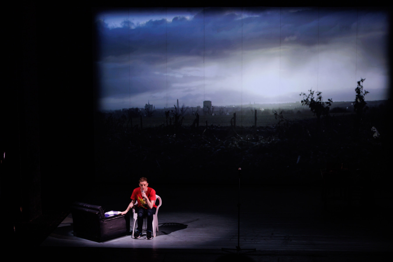 Théâtre de la Ville, Schaubühne, Kto zabił mojego ojca: Édouard Louis; fot. Przemysław Jendroska Théâtre de la Ville, Schaubühne, Kto zabił mojego ojca: Édouard Louis; fot. Przemysław Jendroska