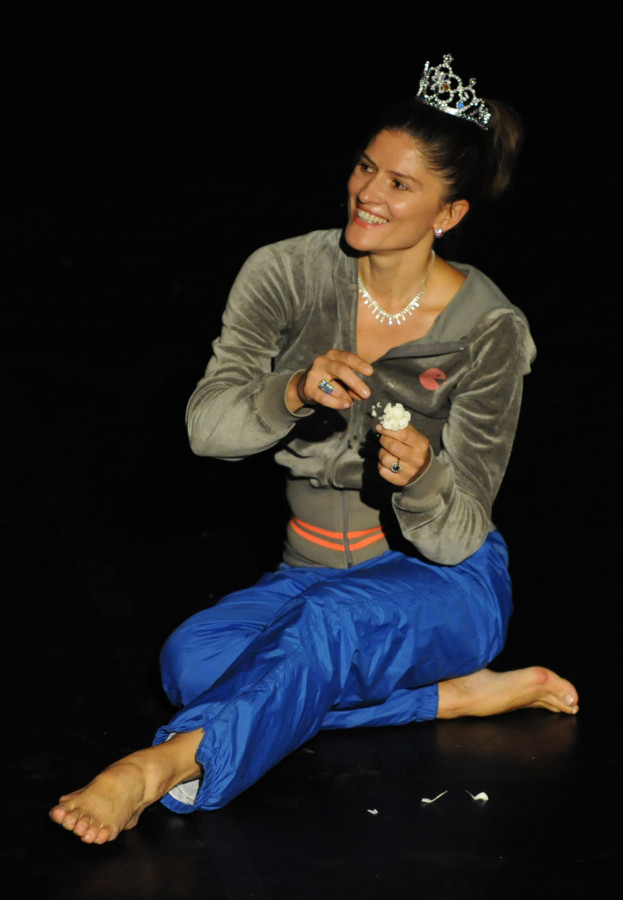 Fundacja Ciało/Umysł, Dancing for You Longer than One Minute: Edyta Kozak; photo: Marta Ankiersztejn