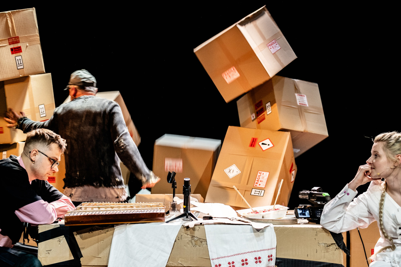 Wrocławski Teatr Współczesny, Teatr Dramatyczny w Warszawie, Un-packing: Tomasz Taranta, Magdalena Taranta; fot. Filip Wierzbicki Wrocławski Teatr Współczesny, Teatr Dramatyczny w Warszawie, Un-packing: Tomasz Taranta, Magdalena Taranta; fot. Filip Wierzbicki