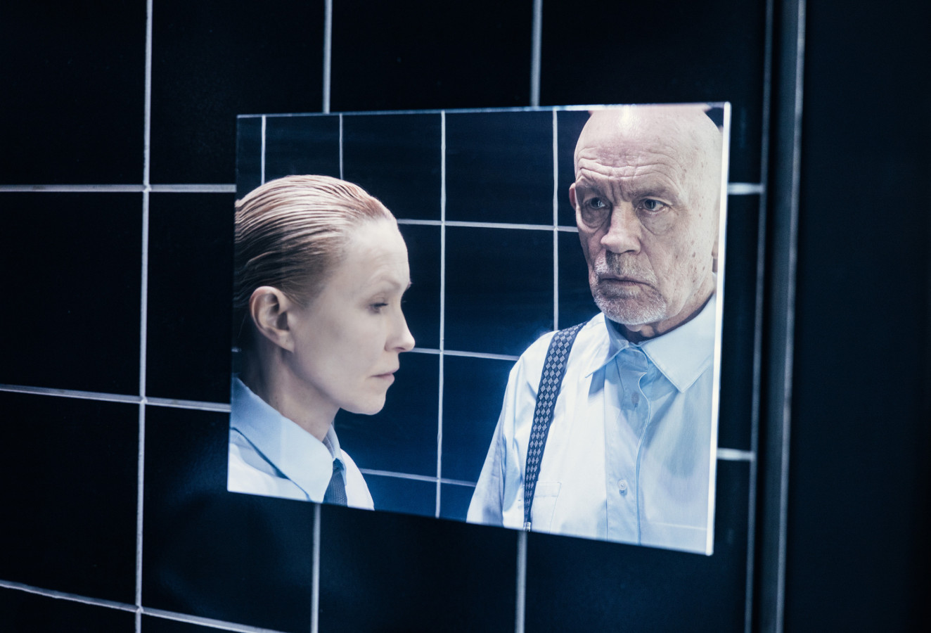 Dailes Teatris, Samotność pól bawełnianych: Ingeborga Dapkunaite, John Malkovich; fot. Gio Kardava Dailes Teatris, Samotność pól bawełnianych: Ingeborga Dapkunaite, John Malkovich; fot. Gio Kardava