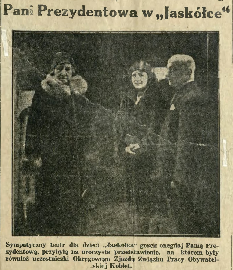 Michalina Mościcka, żona prezydenta Ignacego Mościckiego, została uchwycona na fotografii przed pokazem premierowym Czarów i kolorów w Konserwatorium. Michalina Mościcka, żona prezydenta Ignacego Mościckiego, została uchwycona na fotografii przed pokazem premierowym Czarów i kolorów w Konserwatorium.