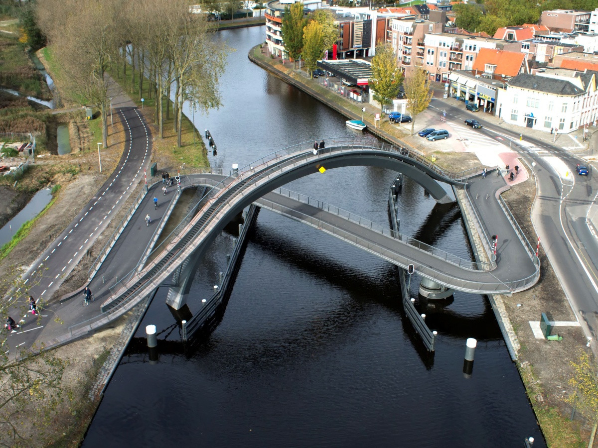 Melkweg Bridge (Purmerend, Netherlands) enables and simultaneosly directs movement of pedestrians, cyclists and boat drivers; photo: © NEXTArchitects 