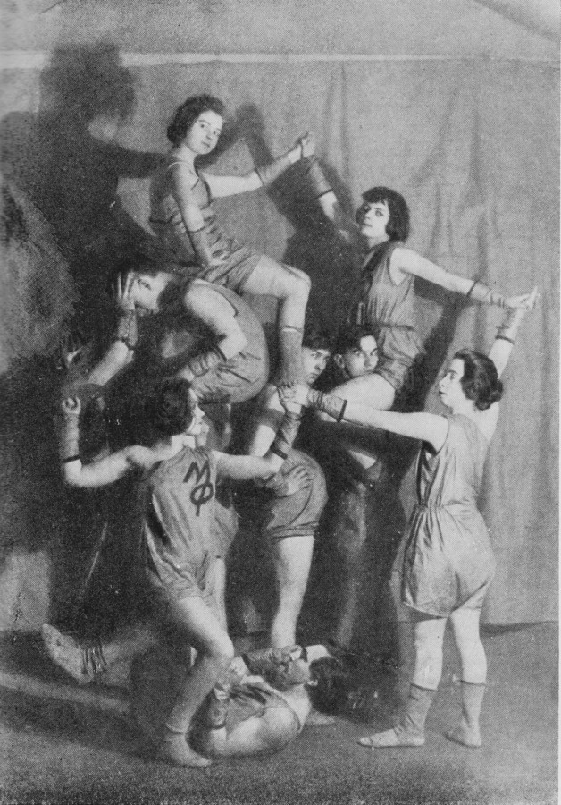 Taniec maszyn w inscenizacji N. Forregera, 1927; ilustracja z Historii rosyjskiego teatru W. Wsiewołodskiego (Gerngrossa).