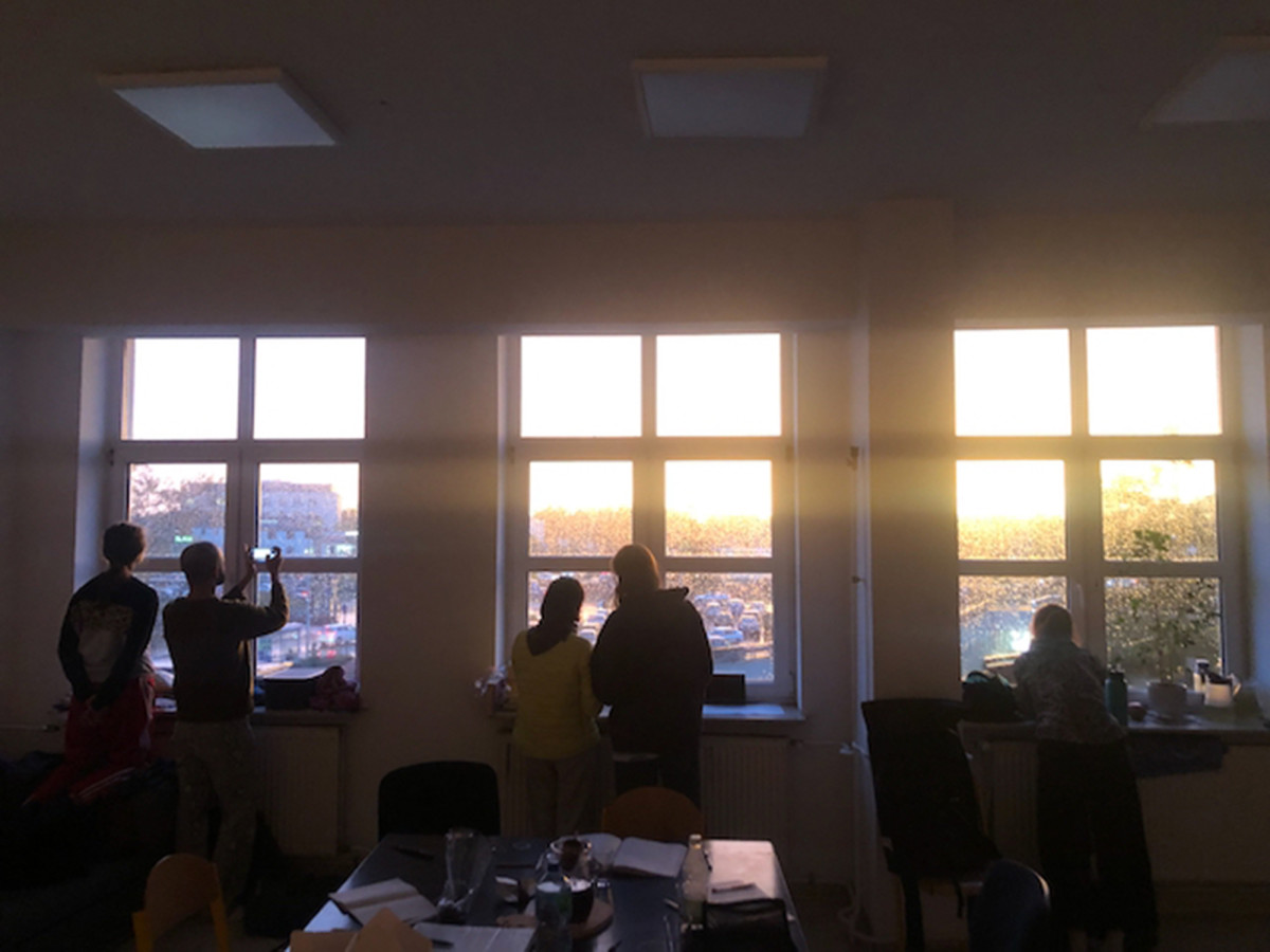 Pokój socjalny podczas Laboratorium Ruchomych Tekstów, listopad 2025; fot. Maria Stokłosa 