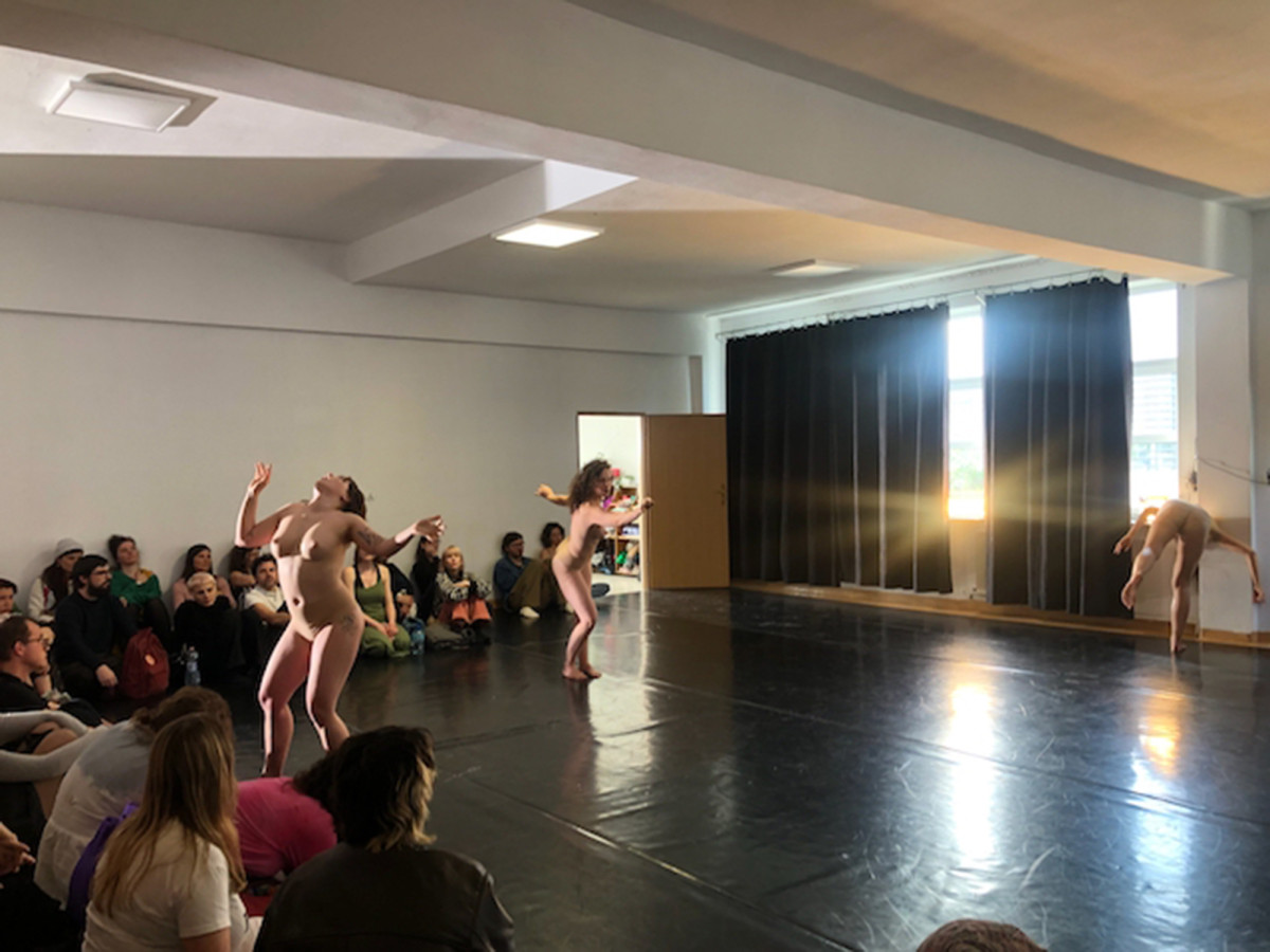 Monady, pokaz na zakończenie kursu choreografii eksperymentalnej Choreografia w Centrum: Magdalena Siemaszko, Paulina Woźniczka, Olga Skrzypek; fot. Maria Stokłosa 