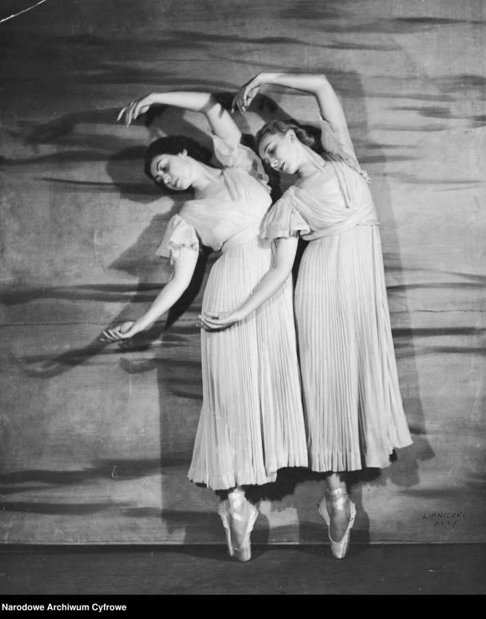 Nina Juszkiewicz i Olga Sławska w Polskim Balecie Reprezentacyjnym w 1937 roku,  zakład Studio Lipnitzki, Paryż. Źródło: Narodowe Archiwum Cyfrowe. Opis na podstawie: Bożena Mamontowicz-Łojek, Terpsychora i lekkie muzy. Taniec widowiskowy w Polsce w okresie międzywojennym (1918-1939), s. LXII.
