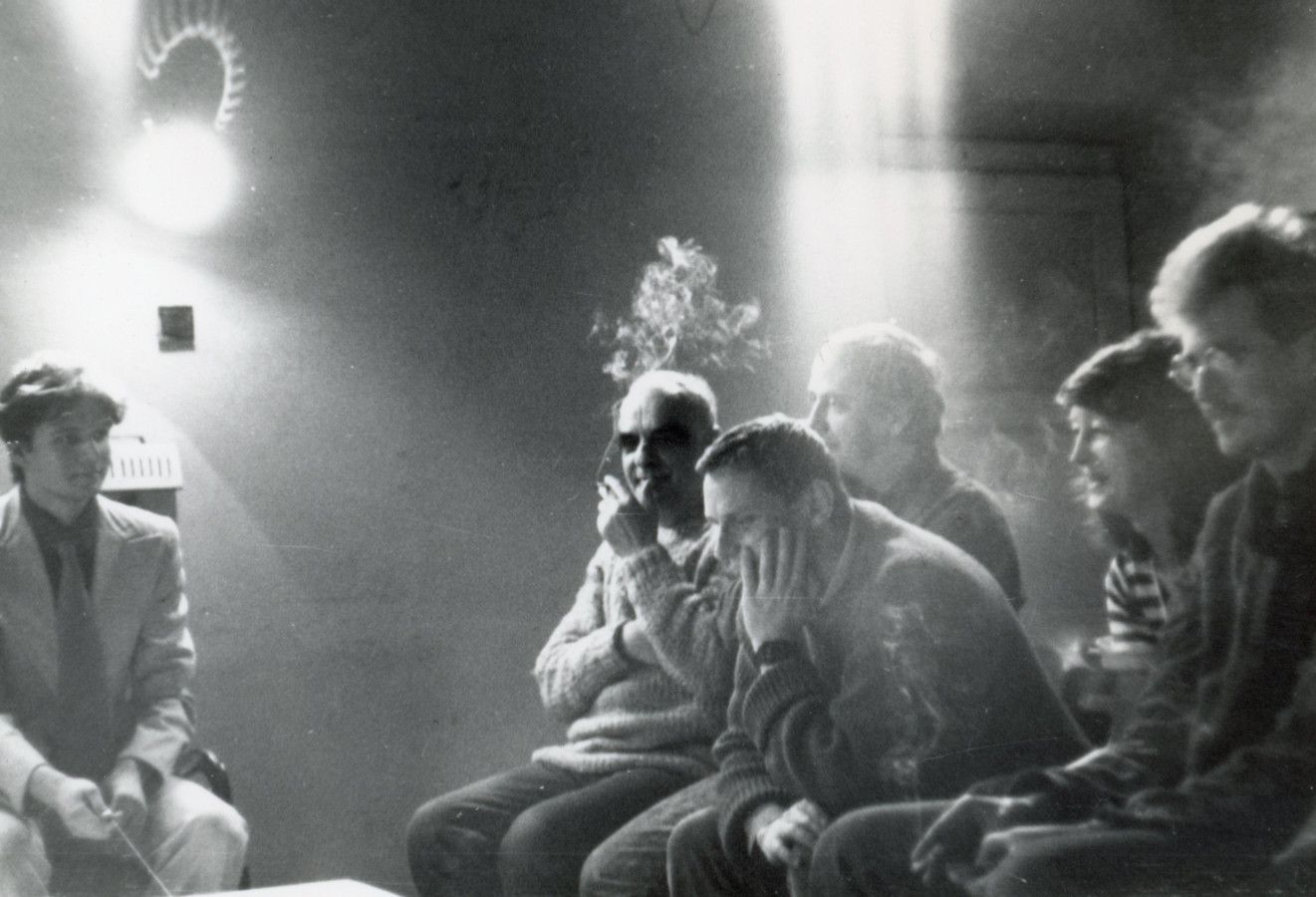 Egzamin na WRD, 1987: od lewej kandydat nierozpoznany i komisja egzaminacyjna (Jerzy Goliński, Bogdan Hussakowski, Mikołaj Grabowski, Ewa Kutryś, Krystian Lupa). Archiwum Krystiana Lupy, fot. nieznany