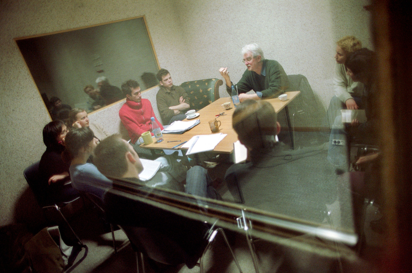 Zajęcia I roku WRD z Krystianem Lupą, 2002, PWST, ul. Warszawska, studenci i studentki, od lewej: Michał Borczuch, Arkadiusz Tworus, Magda Stojowska, Sylwia Wachowska, Justyna Kowalska, Artur Wołoch, Krzysztof Jaworski, Iga Gańczarczyk, osoba nierozpoznana, fot. Marek Kowalski.