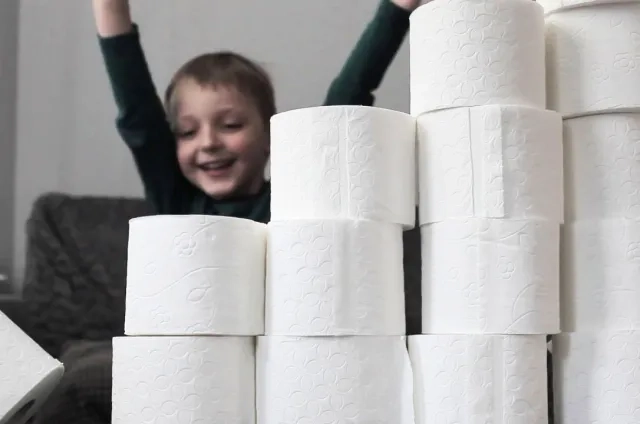 Kadr z Gier i zabaw higienicznych Andrzeja i Wojtka Ziemilskich