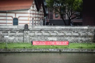 Akcja Czarnych Szmat Aresztowanie Cricoteki; fot. Pat Mic / https://www.facebook.com/czarneszmaty Akcja Czarnych Szmat Aresztowanie Cricoteki; fot. Pat Mic / https://www.facebook.com/czarneszmaty
